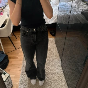 Svarta wide jeans  - Säljer ett par svarta jeans från Gina med hög midja och wide fit. Jeansen har klassisk femficksdesign, raka ben och är tillverkade i robust denim. Perfekta för dig som gillar en avslappnad och trendig look.