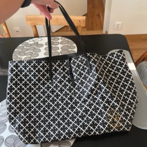 Svartvit shoppingväska från malene birger  - Säljer denna väska från malene birger, använd men säljs då den inte längre kommer till användning. Har lite små defekter, därav av priset,  men inget som påverkar funktionen 🩷