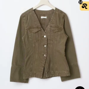 Jeansjacka - Slutsåld populär grön jeansjacka från ginatricot🥰Andvänd 1 gång men säljer nu då den endast hänger i garderoben☺️
