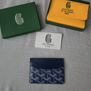 Plånbok - Stilren plånbok i färgen marinblå.