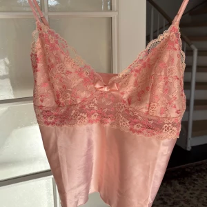 Spetslinne  - Superfint rosa linne med spets, aldrig använt!💓