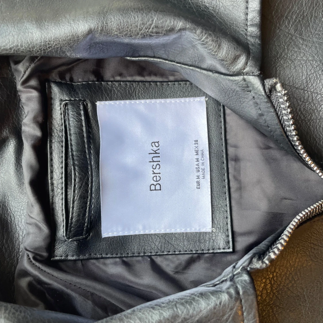 Svart skinnjacka med vita ränder Bershka - 2