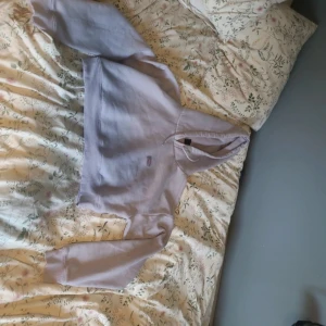 Ljuslila hoodie från Dickies - Säljer en ljuslila hoodie från Dickies i storlek Large. Tröjan har huva med snörning och ribbade muddar vid ärmslut och nederkant. Perfekt för chill dagar och har en clean look utan mönster. Materialet är mjukt och känns som bomull.