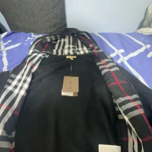 Burberry tjocktröja  - Säljer min burberry tjock tröja då jag vill köpa nått nytt. Mycker bra skick och inga defekter. 