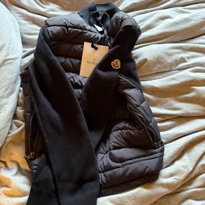 Mörkblå vardigan jacka storlek S - Snygg mörkblå cardigan storlek S hör av er vid fler frågor. Skulle nog säga jackan sitter som S men passar även XS