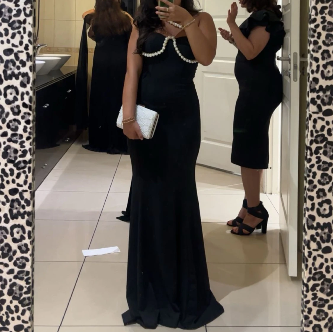 Svart långklänning med pärldetaljer - 2