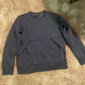 Mörkblå Sail Racing sweatshirt - Snygg mörkblå sweatshirt från Sail Racing. Stor ficka fram. Felfritt skick. Strl 150. 