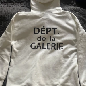 Gallery Dept Hoodie - Hoodie från gallery dept som är HELT NY! Aldrig använd, prislapp är kvar, kostar ca 5000kr i nypris. Säljer så billigt eftersom att efterfrågan är väldigt låg på denna modell, just denna modell tillverkas inte längre. Storlek S, skick 10/10, ⚠️FÖRST TILL KVARN ⚠️