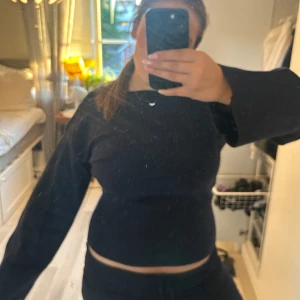 Mörkblå ribbad stickad tröja med öppen rygg - Säljer en mörkblå stickad tröja från Gina tricot med ribbad struktur och snygg öppen rygg. Jätte skönt material. Tröjan har lång ärm och en croppad passform som sitter tajt. Perfekt för dig som gillar stilrena plagg med en twist.