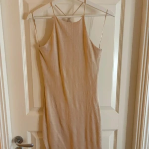 Beige ribbad klänning Gina Tricot - Supersnygg beige ribbad klänning från Gina Tricot i storlek S. Klänningen är kort och aldrig använts. Den köpte för 250kr. Skriv privat för fler bilder!!