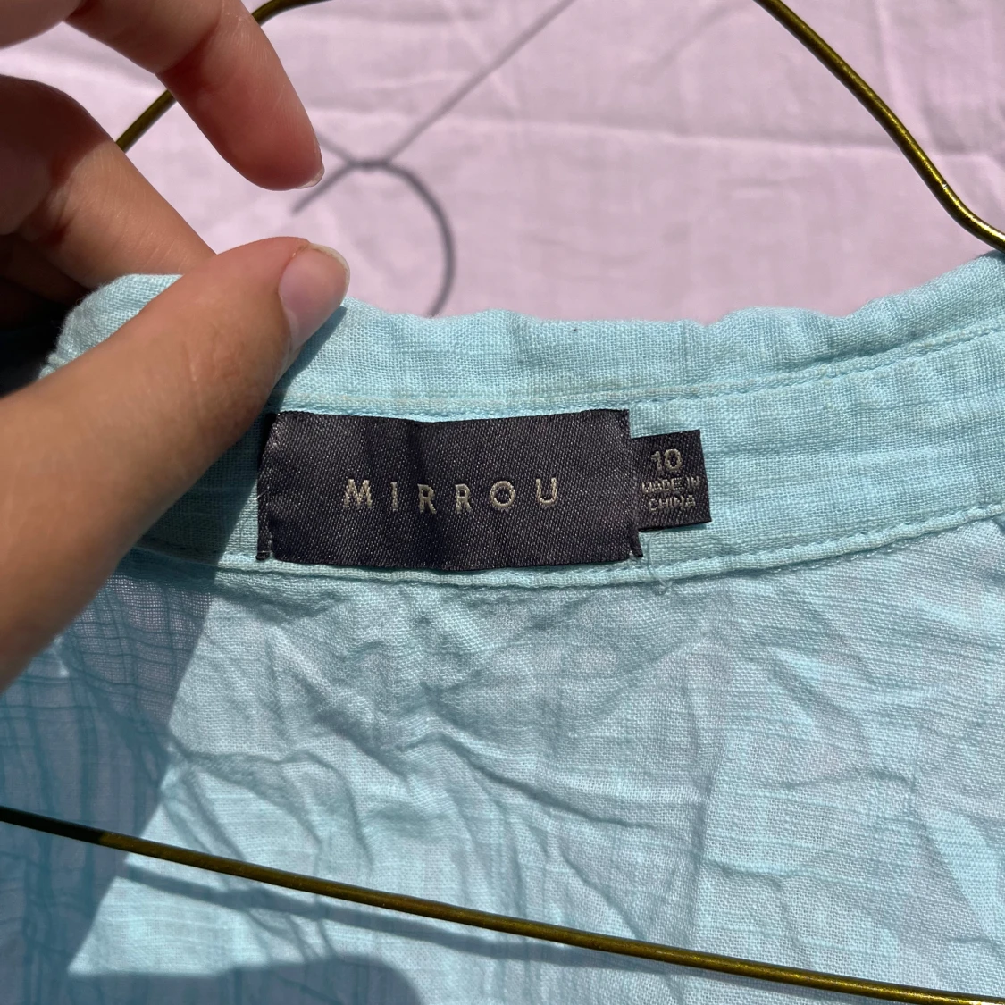 Ljusblå ärmlös linnetopp från Mirrou - 2