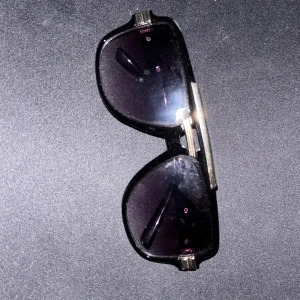 Har använt dem 1 gång säljer den nu då dem inte passar mig! - Snygga svarta glasögon med fina guldiga detaljer funkar perfekt för sommarn!