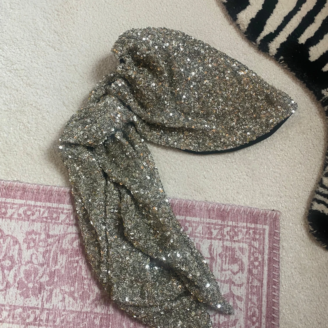 Intressekoll paljett klänning med turban  - 3