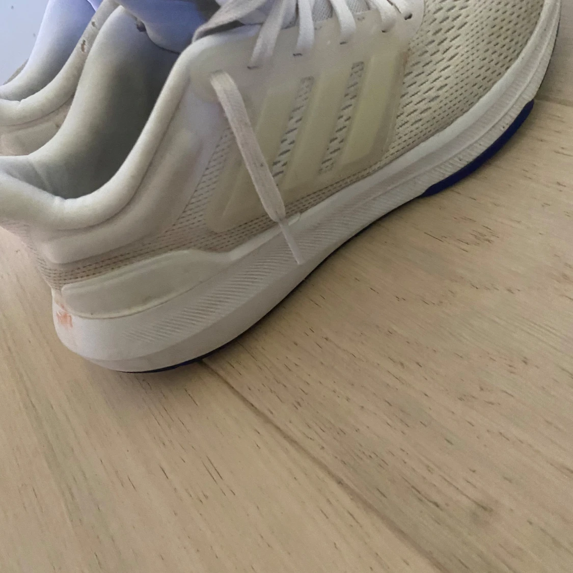 Vita Adidas sneakers med blå sula - 2