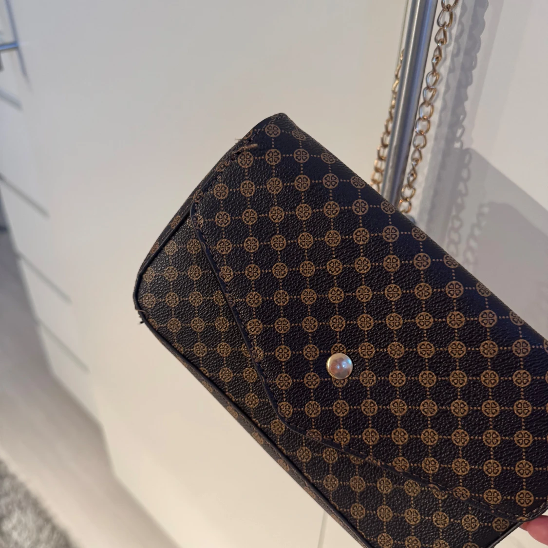 Brun kuvertväska med kedja