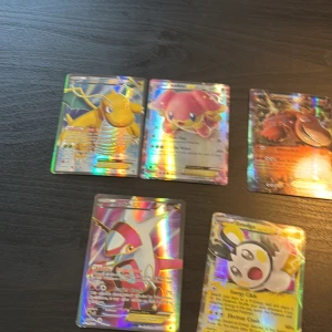 Pokémon EX Holo Collection - Samling med fem glittrande Pokémon EX-kort: Dragonite, Audino, Camerupt, Latias och Emolga. Perfekt för dig som älskar Pokémon och vill boosta din samling med coola och sällsynta kort. Färgstarka motiv och holografisk finish gör dem extra attraktiva för unga samlare och fans.