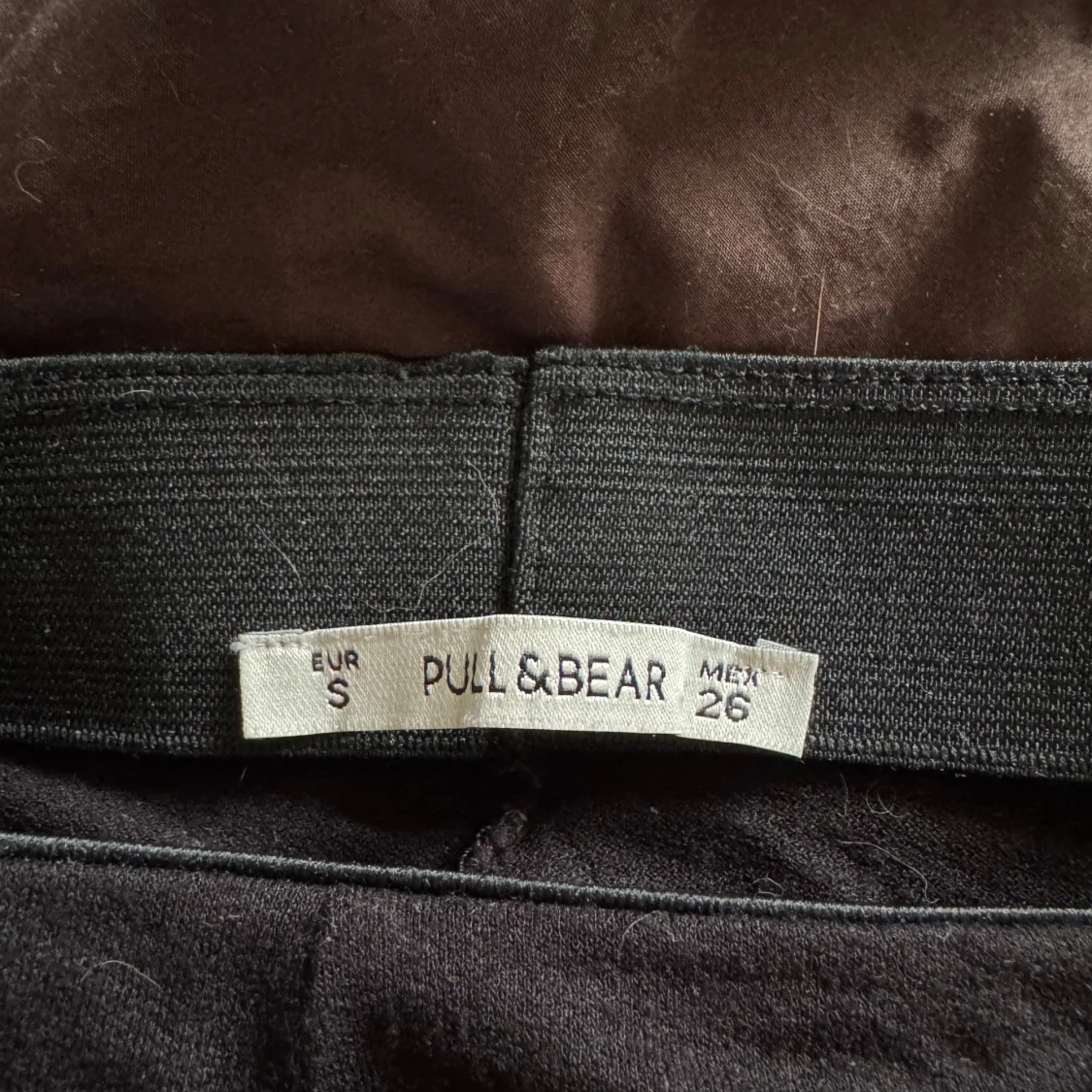 Svart kortkjol från Pull&Bear - 1