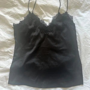 Linne med spets - Säljer nu detta super fina glansiga linne med spets detaljer fram och bak. Tveka inte på att höra av dig om intresse finns💖