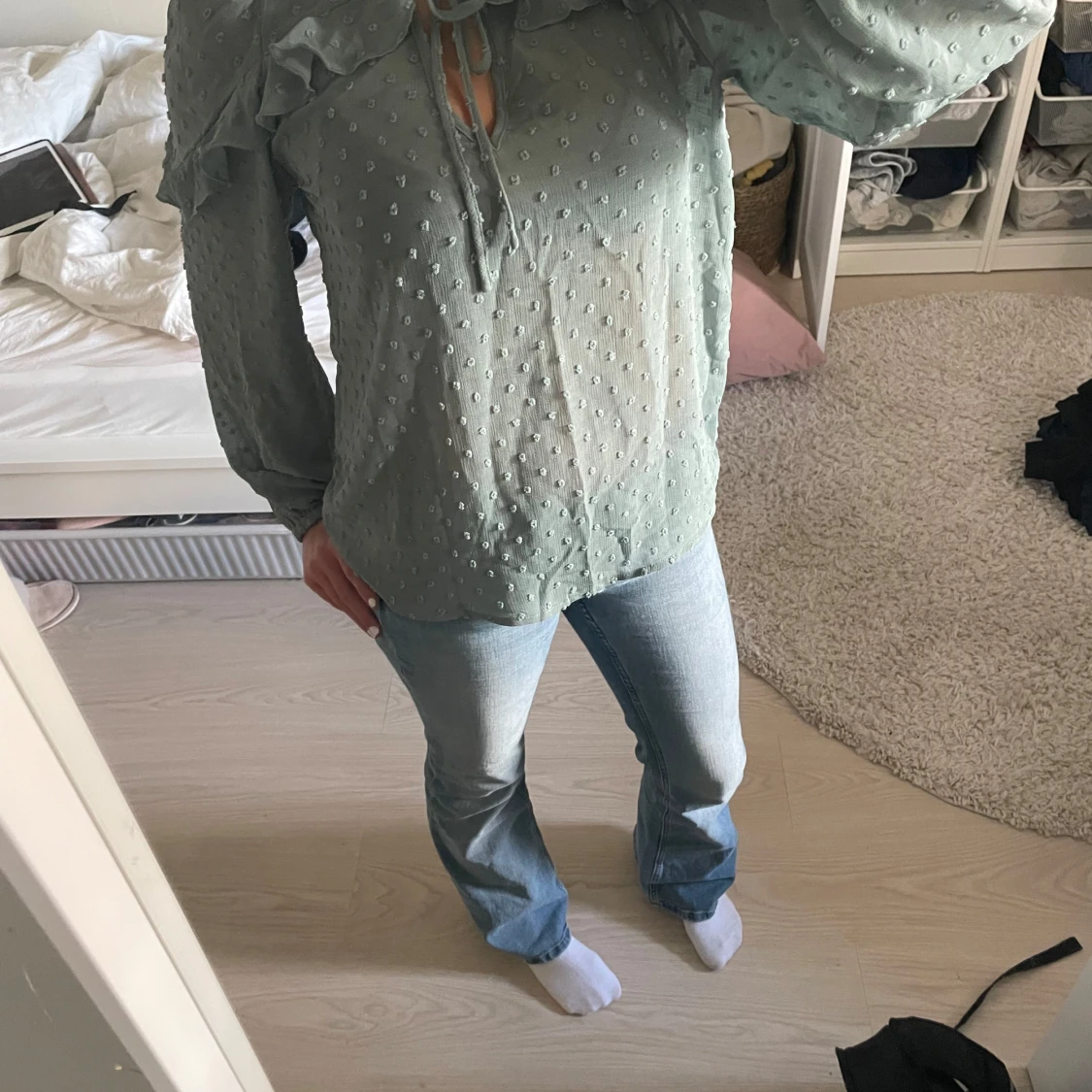 Grön blus med volanger - 2