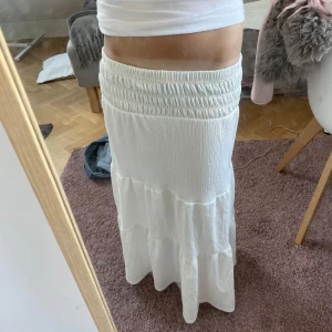 Vit långkjol  - Vit långkjol använd fåtal gånger precis som ny!🥰