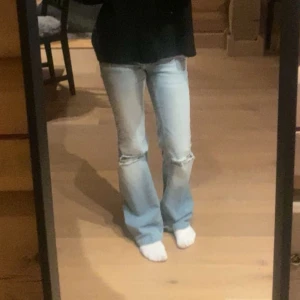 Jeans  - Bootcut jeans ifrån Nelly, köpte för ett halvår sen för 699kr! Kom privat om ni vill ha bättre bilder, de sitter superbra men lite skrynkliga eftersom dom är ganska använda! Priset kan absolut diskuteras💕💕