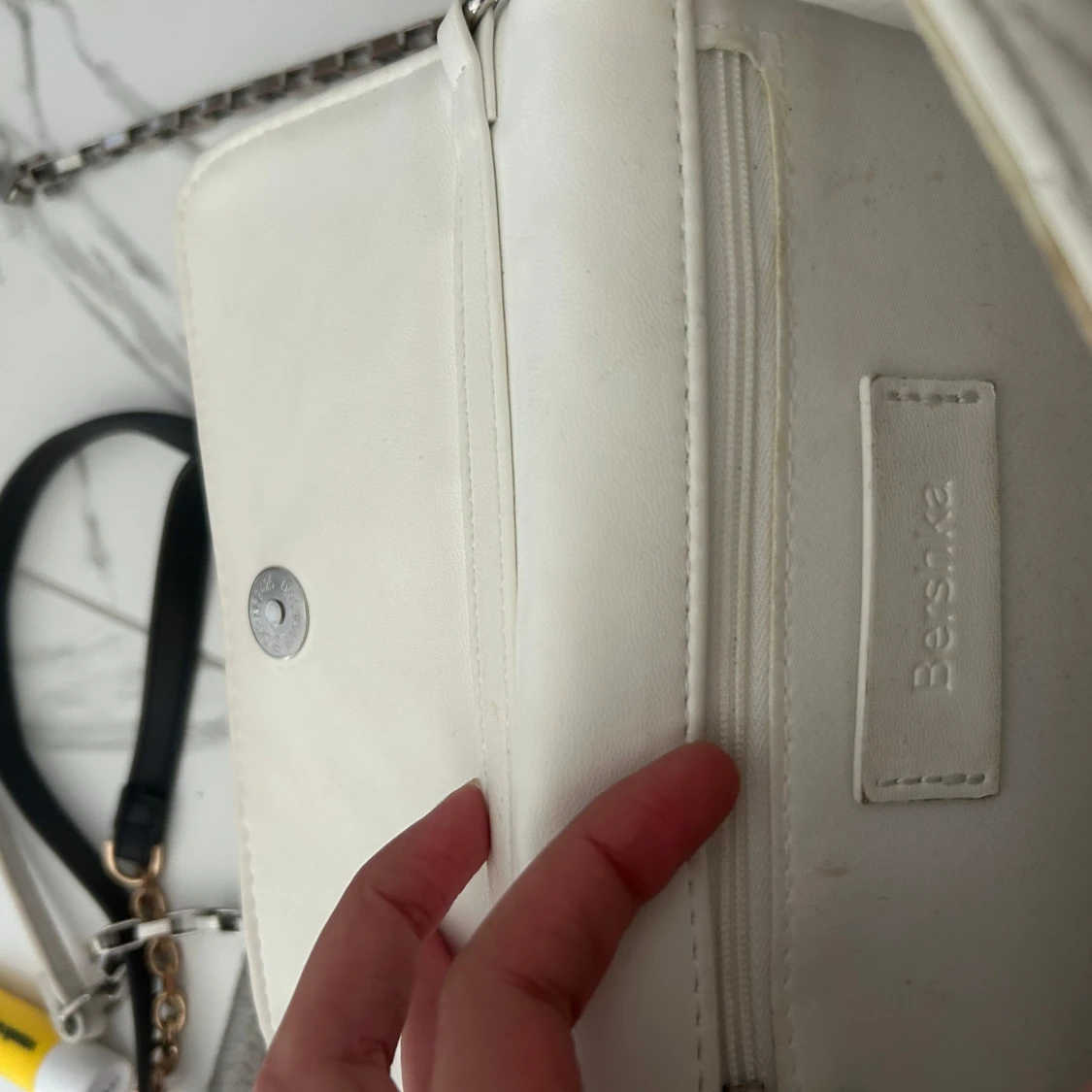 Vit quiltad axelväska från Bershka - 3