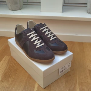 Maison Margiela Gats - Tjena! Säljer mina Maison Margiela i riktigt fint skick - endast testade. Kvitto kan ordnas vid förfrågan. Priset kan diskuteras vid en snabb affär. Hör gärna av dig om du är intresserad!