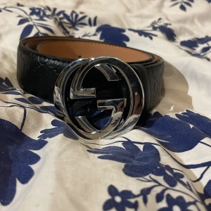 Svart bälte - Riksfet bälte i dunder kvalitet till sjukt pris. Storlek 105 i helt nytt skick. Kom dm för mer info.