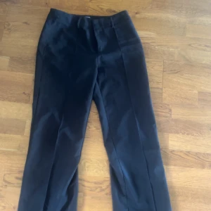 svarta kostymbyxor från maskade - Snygga svarta kostymbyxor från madlady, storlek 34 regular