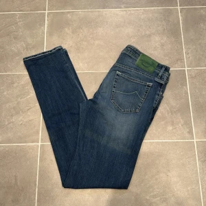 Jacob Cohen jeans  - Ett par snygga jeans från Jacob Cohen i storlek W36 i modellen TYPE 688,C. På bild 4,5 kan se du det är lite slitage men det är inget man lägger marken till. Frågor o funderingar är de bara att höra av er