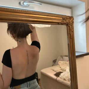 Svart offshoulder topp med öppen rygg - Svin snygg topp men nu dags för ny garderob! Använd typ tre gånger 