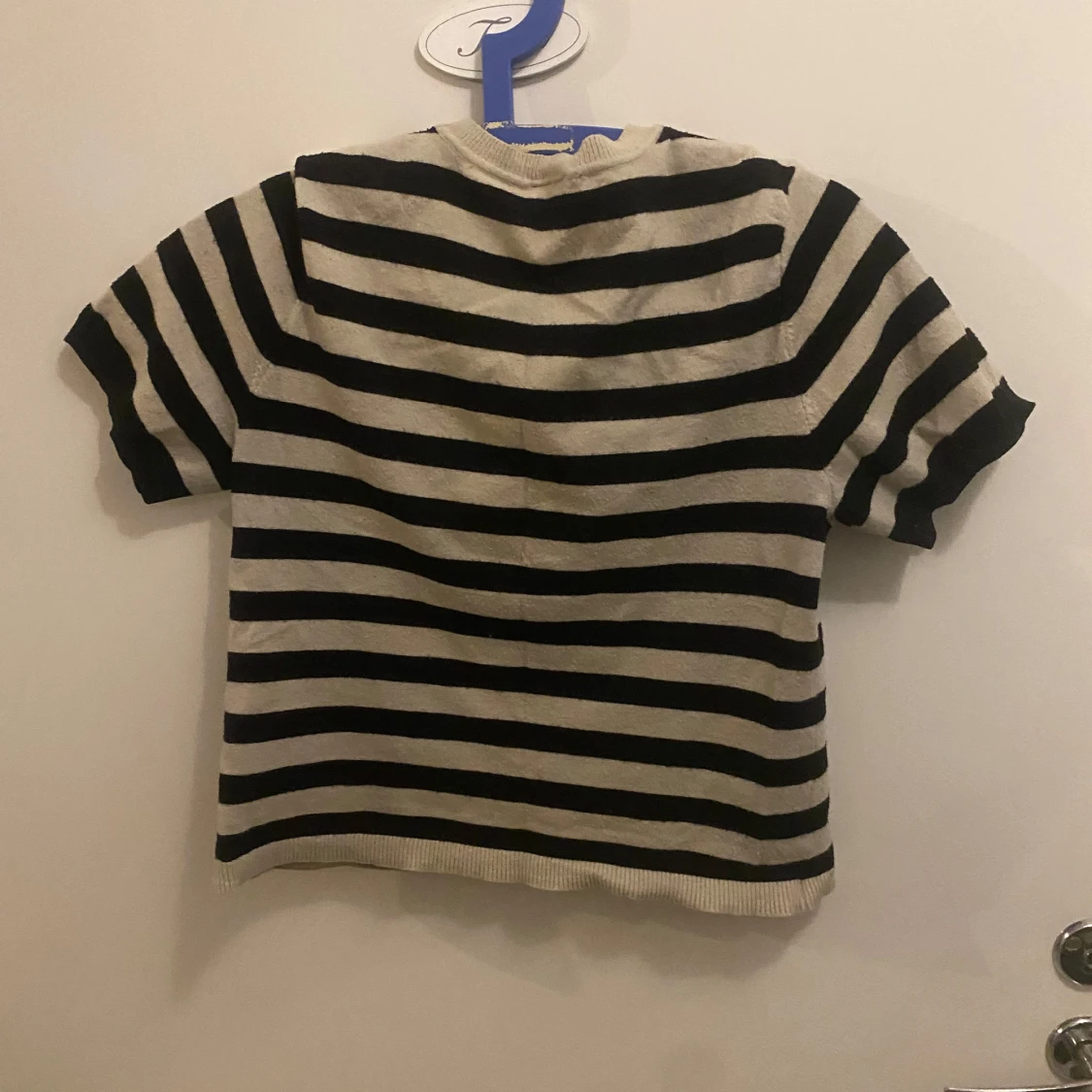 Randig vit och svart tröja  - 1