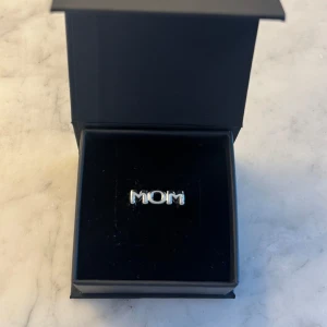 Silverring MOM - Jättefin MOMring, helt oanvänd. Storlek:56mm