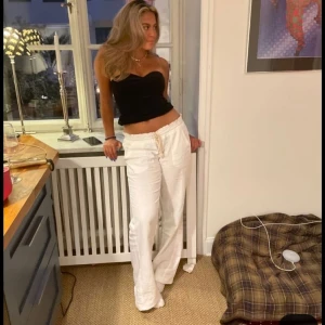 Vita Roxy linnebyxor med snörning - Säljer mina favvo Roxy linnebyxor💕💕I stl xs. Hör av er vid intresse eller tryck på köp nu! Även 3 för 2 på allt jag säljer🙌🏽🙌🏽