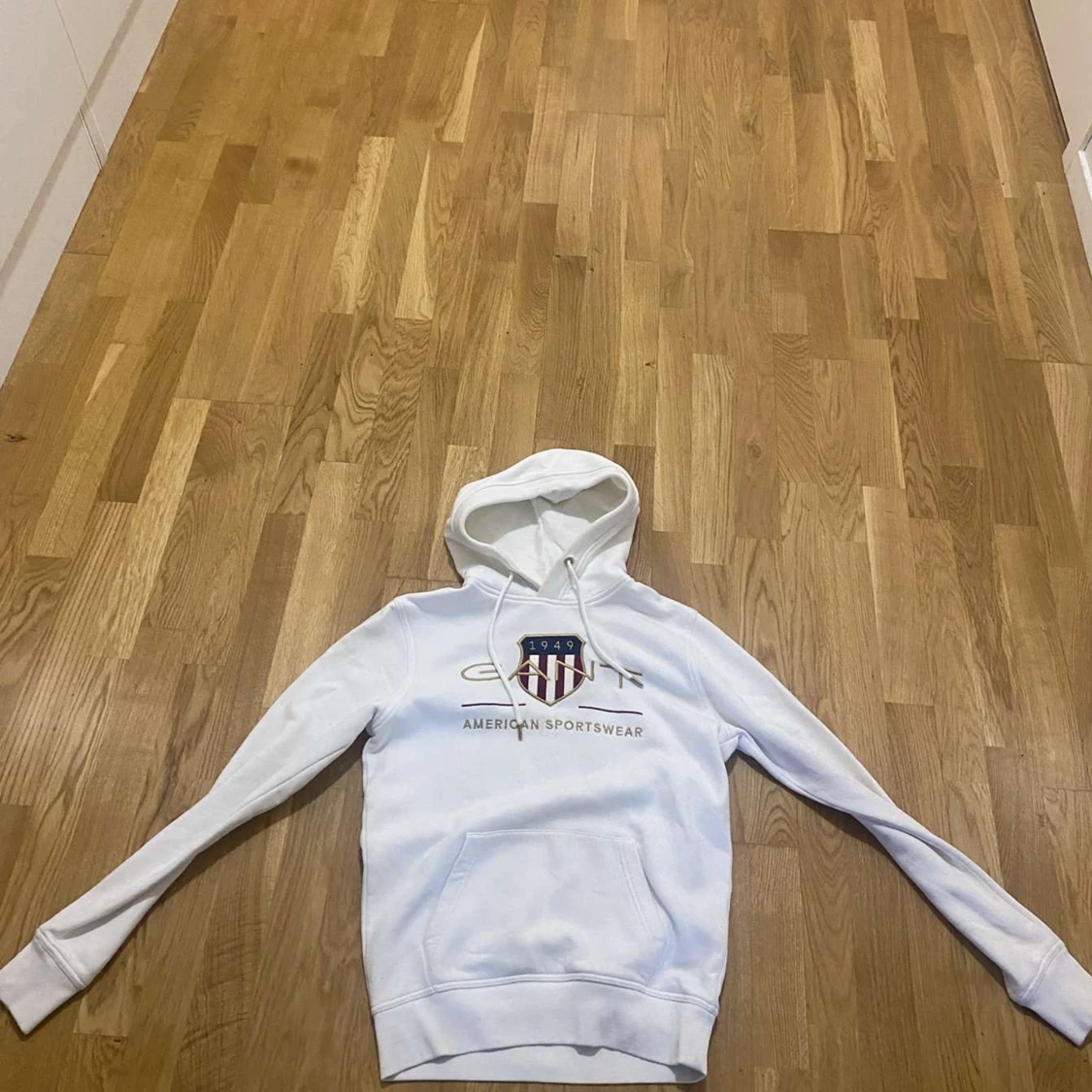 Vit hoodie från GANT med tryck