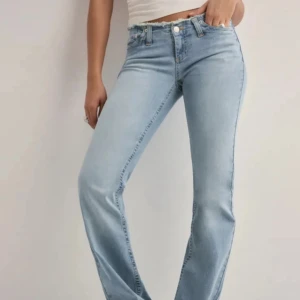 Ljusblå bootcut jeans - Säljer ett par ljusblå jeans med bootcut passform och låg midja. köpta för 700 använda endast 1 gång, storlek 34, 