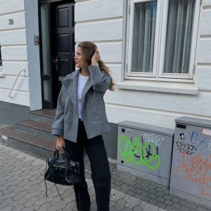 Grå kappa - En grå jätteeeesnygg kappa från design by si perfekt nu till hösten. Den är så mysig och så bekväm och passar alla outfits, storlek xs/s men passar även folk som har m då ja också har m i vissa kläder❤️ 
