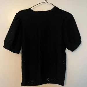 Svart blus med puffärm - Svart blus med korta puffärmar, små hål i tröjan som ska vara 💞bara fråga om mer bilder!