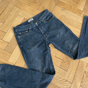 Acne Studio jeans - Snygga blå jeans från Acne Studios i modellen Roc/Lana Blue. Klassisk femficksdesign med raka ben och normal passform. Jeansen är tillverkade i 100% bomull och har en cool mörkblå tvätt som funkar till allt. Pris är inte hugget i sten. Hesitera inte att fråga vid minsta beundran.