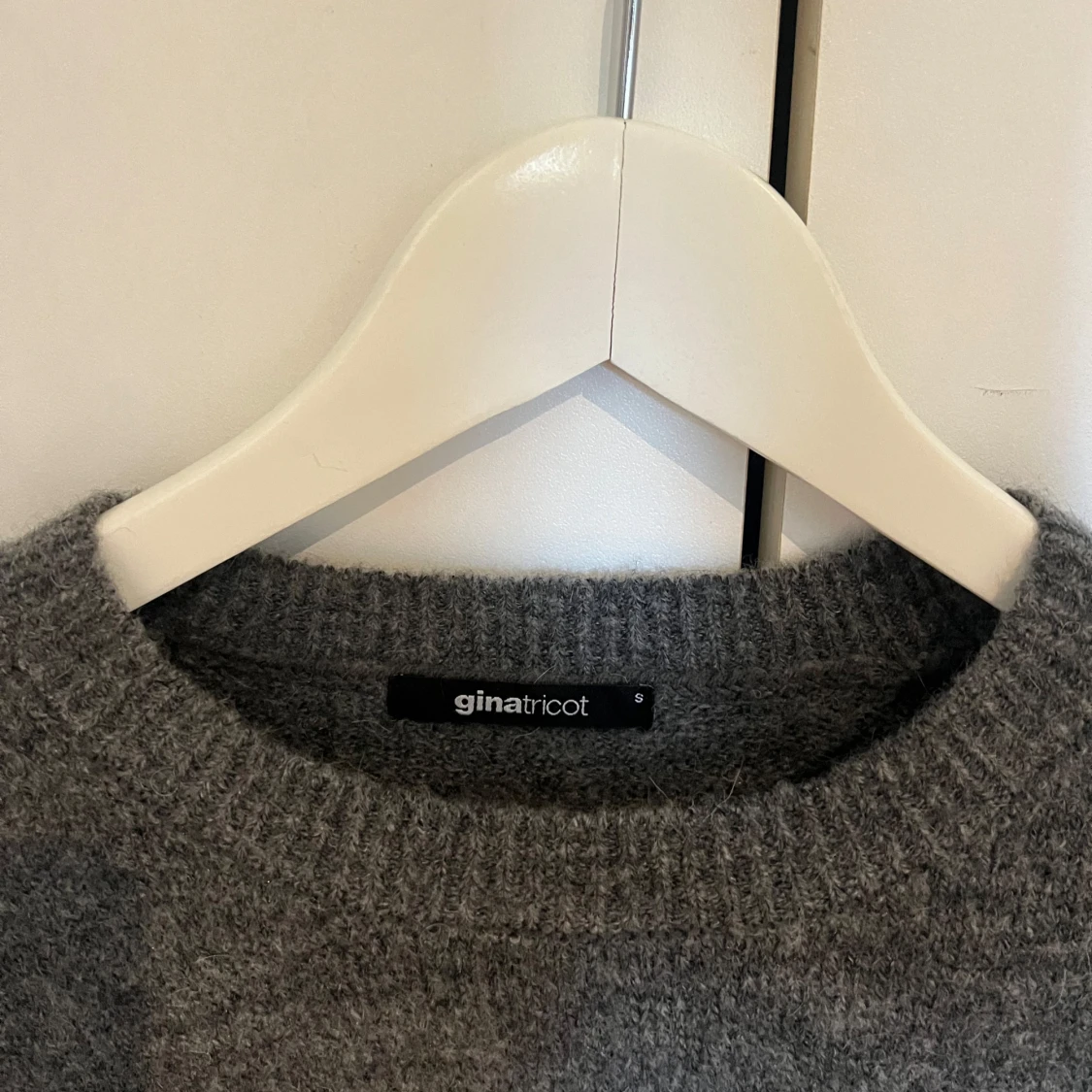 Grå stickad tröja från Gina Tricot - 2