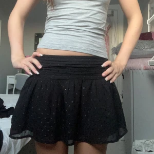 Svart kortkjol med små glitterprickar - Super söt glittrig kjol ifrån Ginatricot, kan även användas som en topp. Kjolen är i storlek 158/164 men passar mig som har xxs/xs💞