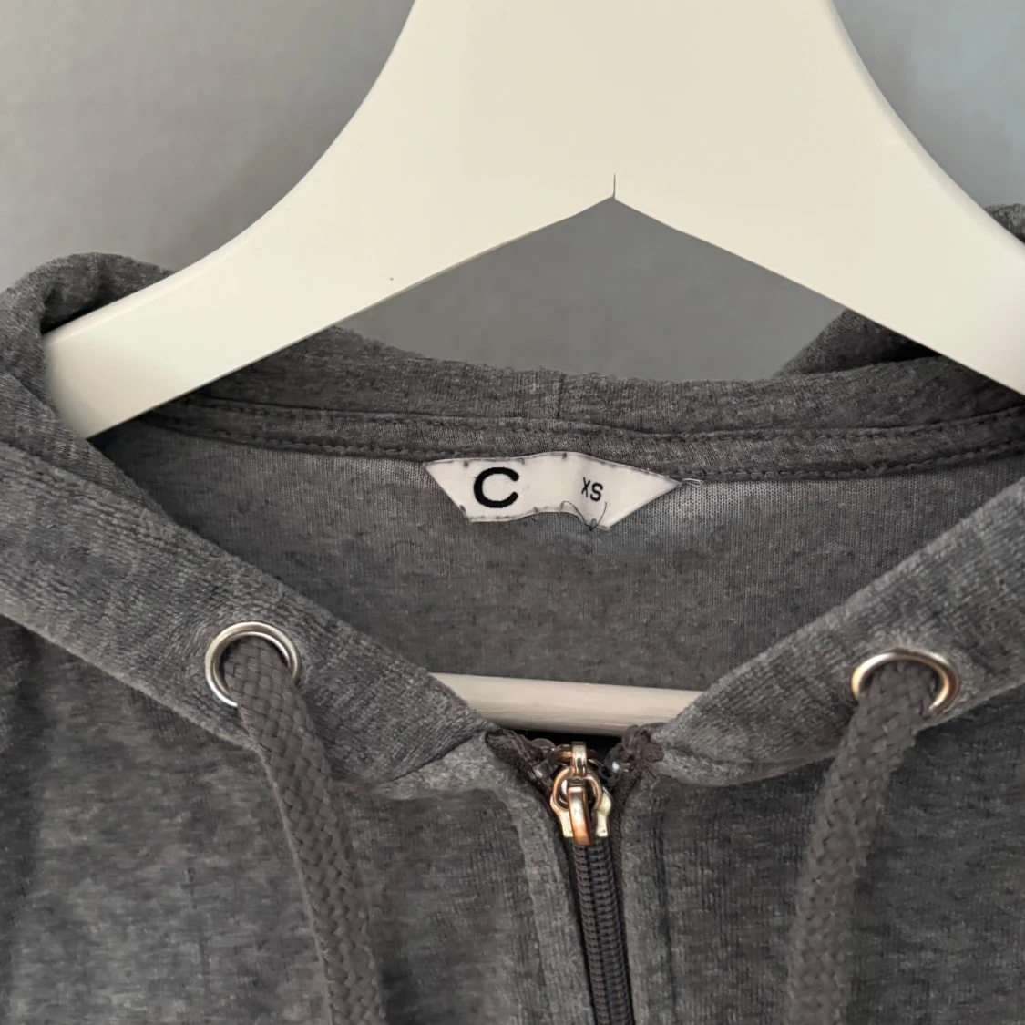 Grå hoodie med dragkedja  - 2