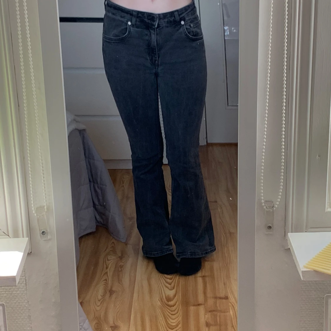 Svarta bootcut jeans  - 1