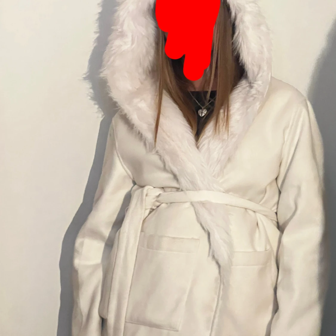 Vit pälsjacka med huva och bälte