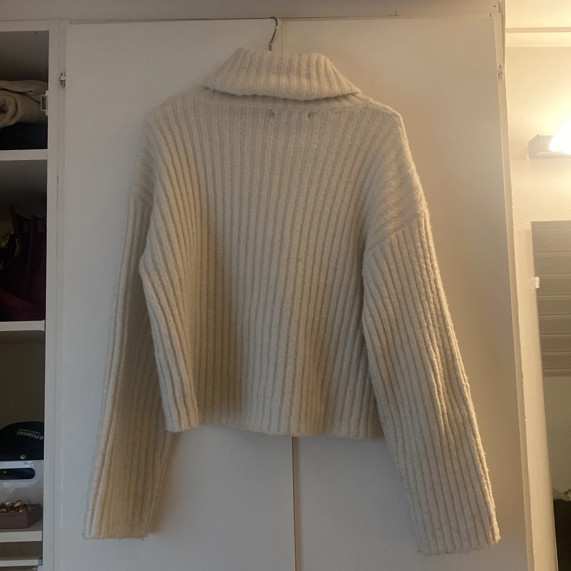 Vit stickad tröja från Bik Bok - 1