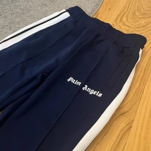 Palm angels byxor - Helt nya blåa Palm angels byxor i storlek S, skulle säga att dom passar 160-170 cm. Jag är själv 177 cm och tycker dom är lite för korta. 