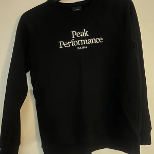 Svart Peak Performance sweatshirt - Svart sweatshirt från Peak Performance i i strl 160, nyskick!