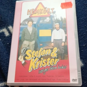 Hemkört - Stefan & Krister Sveriges bästa buskis! - En underhållande buskis med Stefan & Krister, perfekt för dig som gillar humor och svensk landsbygdskänsla. Skratt och tokiga situationer utlovas! Passar dig som vill ha något lättsamt och roligt att titta på med vänner.