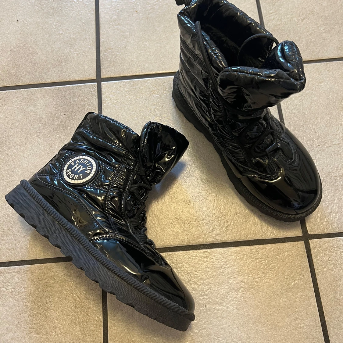 Svarta moon fodrade boots HY Sport, storlek 38