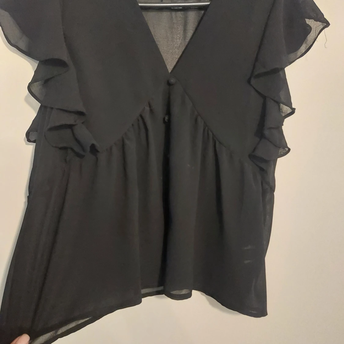 Svart blus med volangärmar